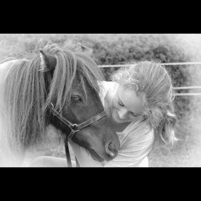 •Gek geboren, gek gebleven, gek op paarden heel me leven!•