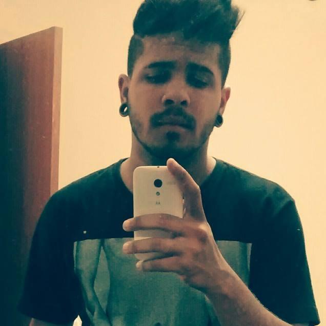 21 Anos, Geminiano ,São Paulino fanático,Sagatibá, Vodka e Cerveja Determinado a Ser Feliz =)