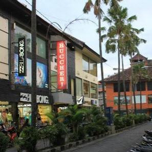 Jangan mudah terbujuk sebuah pujian. Karena tak semua pujian itu tulus, terkadang ada maksud tertentu di balik itu.