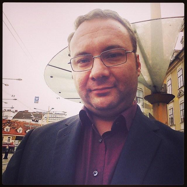 Musikliebhaber. Zertifizierter Essensfanatiker. Passionierter TV-Abstinenzler. Bierspezialist. Speckjunkie. Koffeinabhängiger. Extremer Internetfan