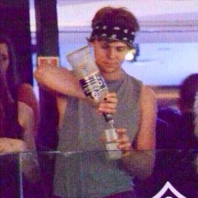 please go follow @flashingcth !! tweet her a picture of Calum for a follow back