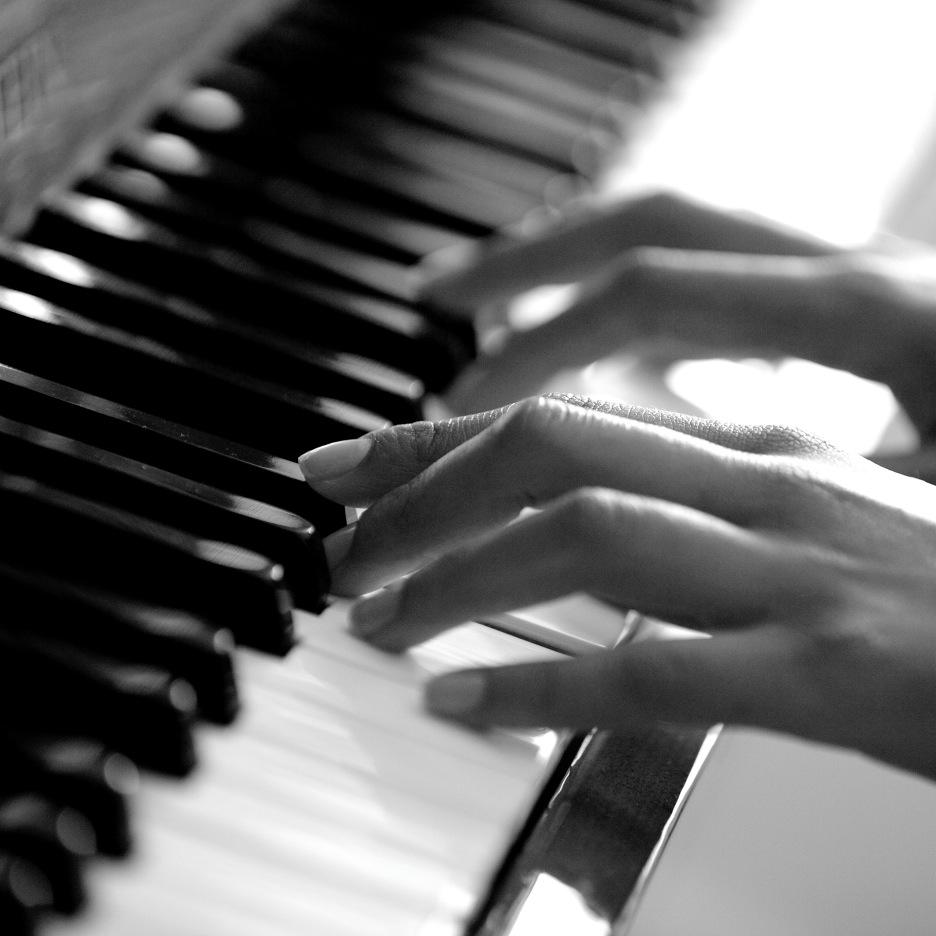 KeyLessons provides home music tuition of all instruments (including voice) in London at competitive rates.