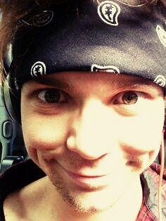 Hey, I gave you a free follow so pleaseeeeeeee RT my first tweet ! Means the world! Tankyou so much!!!