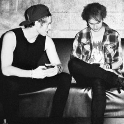 LOVE THE 5SOSFAM THERE LOVELY AND 5SOS ARE JUST TO ADORRBLE. ❤️❤️❤️❤️❤️