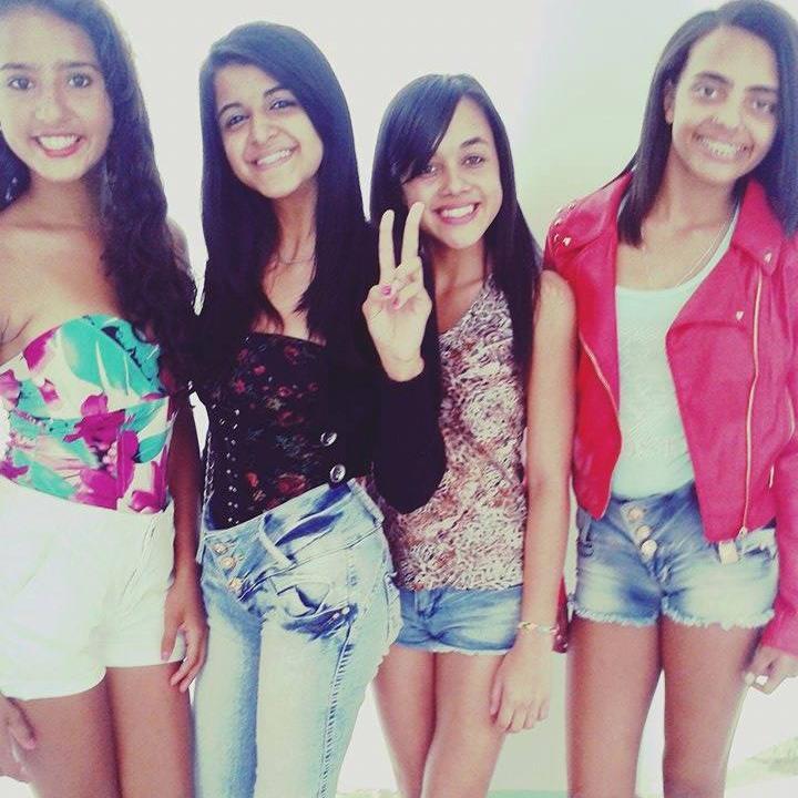 15 Anos .Carinhosa,meiga,namorando,muito feliz..Ookay
