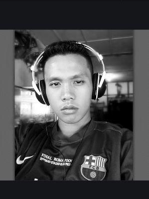 pesepak bola, pencinta music Hip hop, Pop, Rock, R&B (Y).  sayap2 kehidupan:  nikmatilah dan bersenang-senanglah ketika kamu masih muda :)