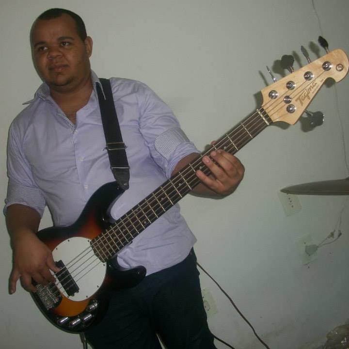 Musico Contrabaixista .. Servo do Deus vivo \ Rock\ Ouvir musica, fazer
 barulho Espiritual....♪