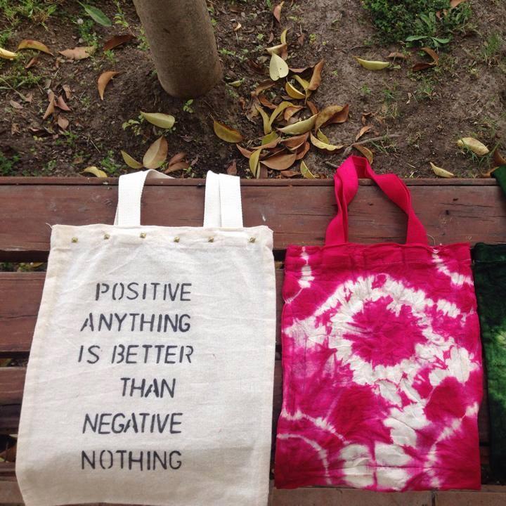 Somos estudiantes universitarios tratando de eliminar las dañinas bolsas plásticas y de fomentar el uso de las reutilizables bolsas de tela. Ayuda :).