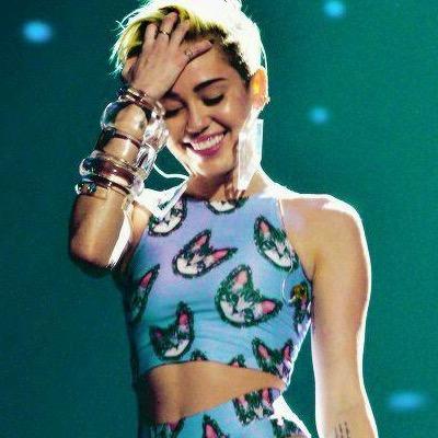 te dei um follow grátis, não siga aqui, seja legal e siga @Miley2point0 como forma de agradecimento, obrigado desde já/ please follow @Miley2point0