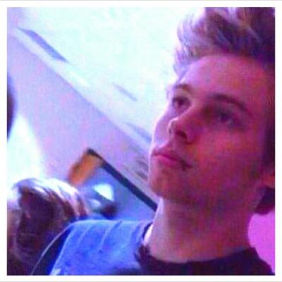 FOLLOW @tryforhemmings PLEASE ILY ANd ask for a fb ;;)