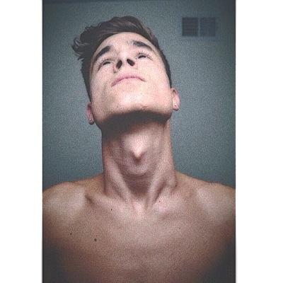 you earned a free follow cause i love you and your acc! follow me back down below yall be doing me a favour ☻☻☻