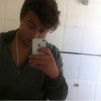 A crise me alimenta a paz me traz angustia metade intelectual a outra pivete ♪ , 17 anos