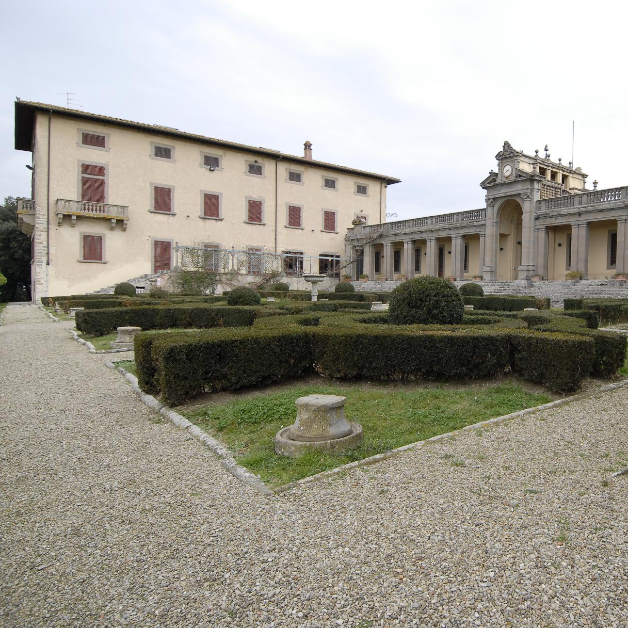 La cinquecentesca Villa di Bellosguardo, situata sulle colline di Lastra a Signa fu acquistata nel 1906 da Enrico Caruso dove abitò fino alla sua morte.