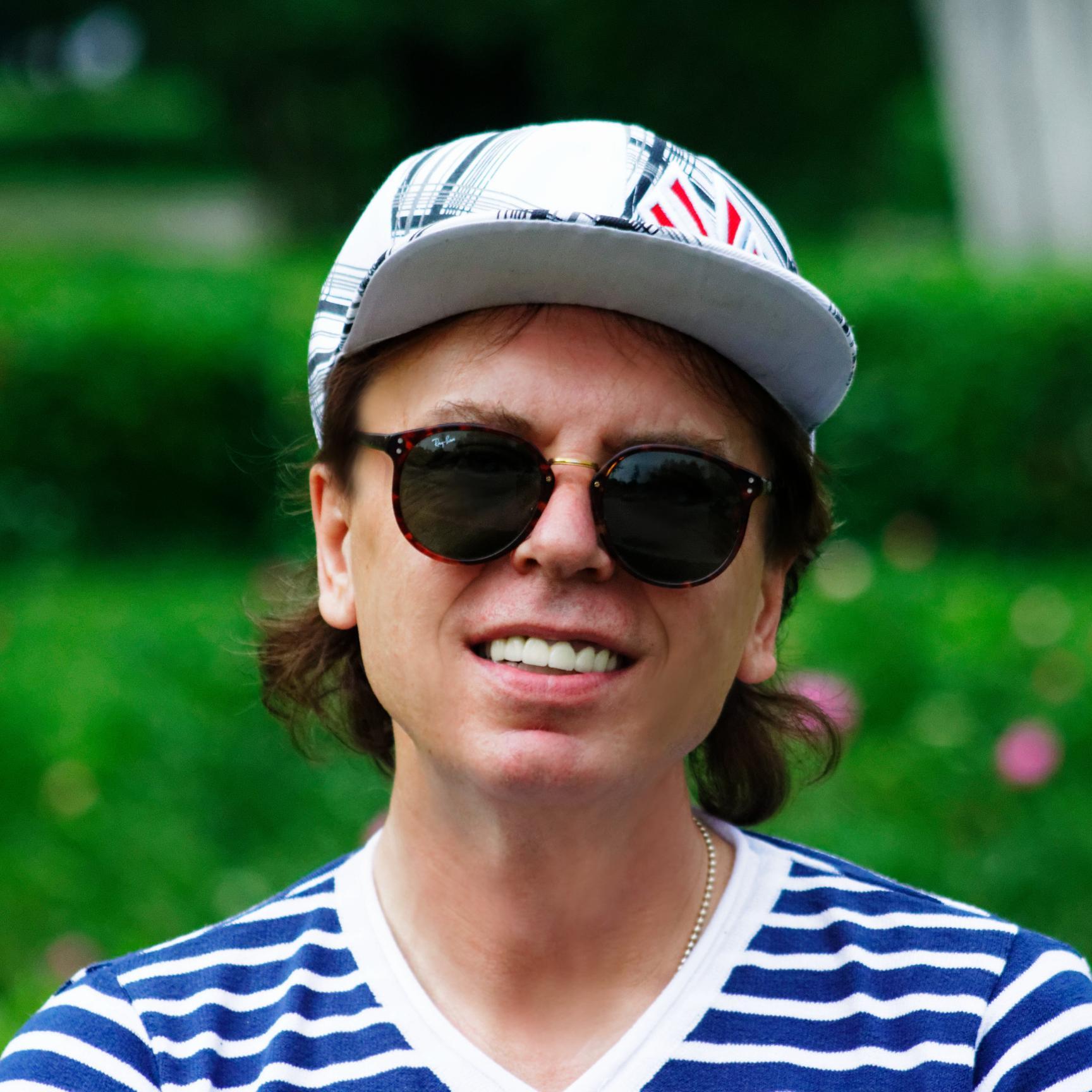 композитор,продюсер,певец (composer,producer,singer)
