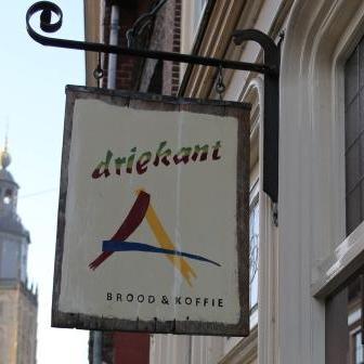 Biologische bakkerij met winkel en lunchcafé. Driekant biedt praktijkopleidingen voor mensen die geen aansluiting vinden bij de reguliere arbeidsmarkt.