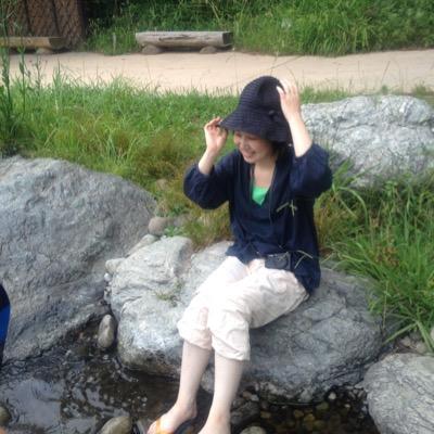 仕事と家事、3人の子育てを頑張りすぎないでまわしていけるように断捨離し続けて7割収納に着地。週に１冊は読了を継続。筋トレと水泳が毎週の楽しみ。細々と株式投資を続け、配当金で子の学費を賄う。通訳。