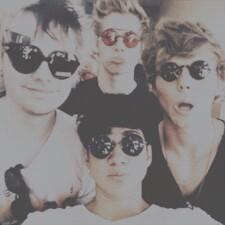 Please follow » @LxshtonFeels « Ask for a follow back. xx