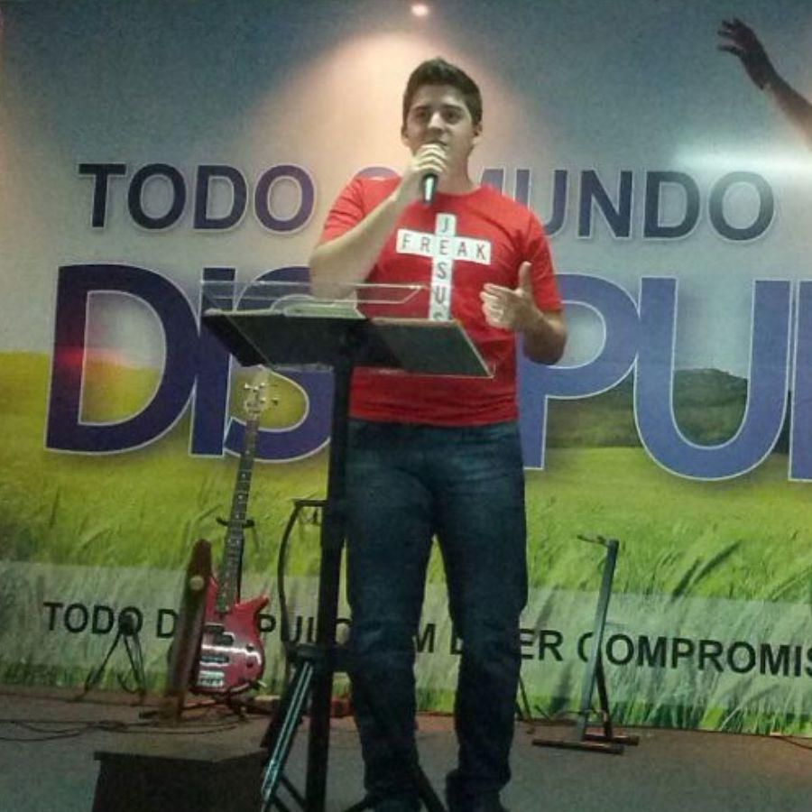 Cristão que vive em busca de ser cheio do Espírito Santo e sonha em um dia ser mediador de um AVIVAMENTO feito por Deus! Simpatico e bonito também kk