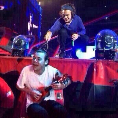 hey there beautiful I gave u a free follow and it would mean a lot if u could follow @smokeszarry in return (ask for a fb if u like) ilysm