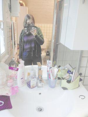 female / 16 / #Single / follow me :3