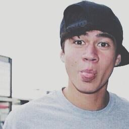 ⇢ follow my friend @lukepizzaaf because she gave you a free follow :)