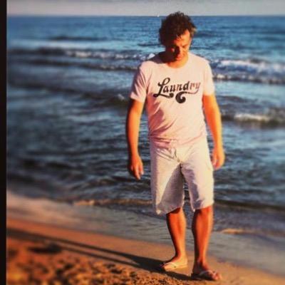 Robby_YB's profile picture. Un viaggio in macchina che è il viaggio di una vita. La strada come parodia dell'esistenza. Andiamo. Dove? Non ha importanza. Andiamo e basta