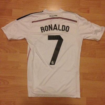 Vendeur d'équipements de football principalement les maillots d'équipes nationale et club avec flocage officiel au prix de 60€.