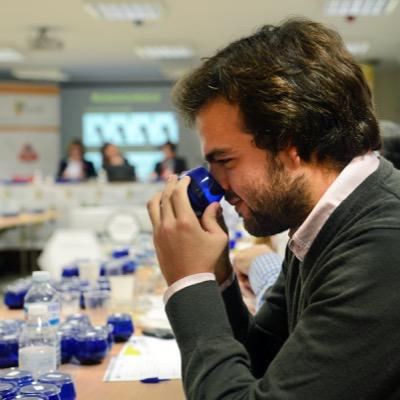 Licencenciado en Administración y Dirección de Empresas. Master in Business Administration. Formacion en Aceite de Oliva