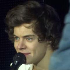 larry makes me strong but weak…. but strong…. but weak!!$#@!$#@! PORRA ESSES VIADOS FILHOS DA PUTA VÃO ME DEIXAR DOIDA