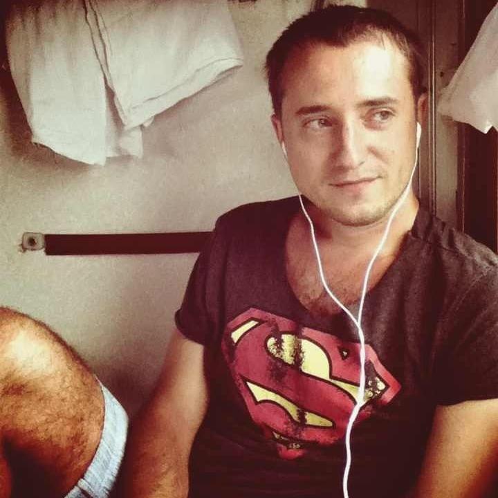 I'm a nice person who knows how to have a good time. I like journey and watching a movie.