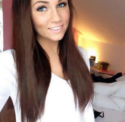 Hello moi c'est Elena et j'ai 20 ans :p 
Venez en mp qu'on discute un peu ;)
Follow moi :*
