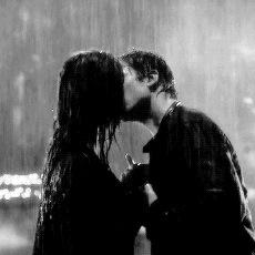 Solo existe un primer amor. Muchos amores a primera vista. Pocos amores verdaderos. Enamorarse no es malo,es maravilloso.
