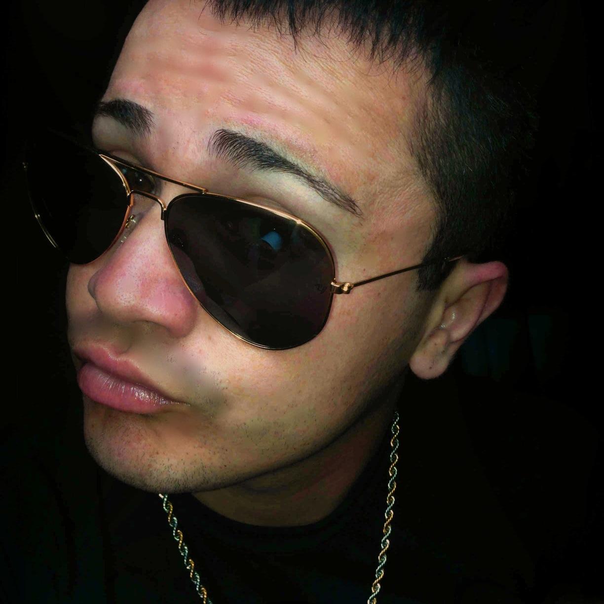 '' Um menino sonhador, alegre, simpático, humilde, amigável, romântico, carinhoso, e amoroso. Pensamento positivo sempre. '' byAdriano