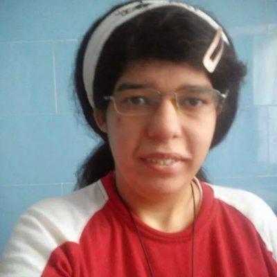 chica joven y estudiante de la Biblia de los testigos de jheová