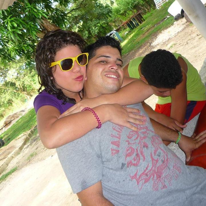 Super sincera, :D unika.... bipolar jajajajaj , amor a la salsa ... y a la musica mexicana.... !Navegantes del Magallanes
