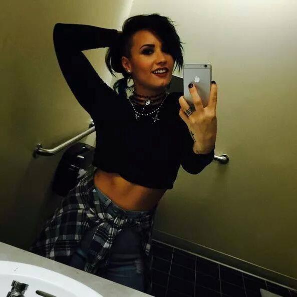 Amo a @ddlovato.... Me encanta @taylorswift13 ------ las adoro
Ecuador needs is Demi ✈