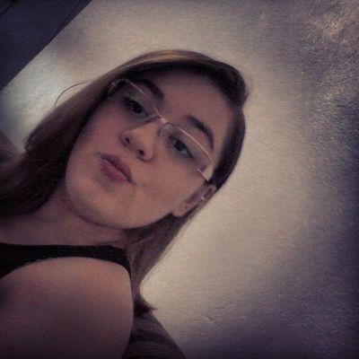 18 anos 
Escorpião 
Namorando 
Paranaense de nascença mais mineira de coração, ♥