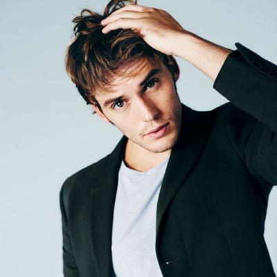 Clockwork_Odair's profile picture. Gané los Sexagésimo Quintos Juegos del Hambrea los catorce años. ¿Tienes algún secreto que merezca mi tiempo? Tridente.
«¿Quieres un azucarillo?»