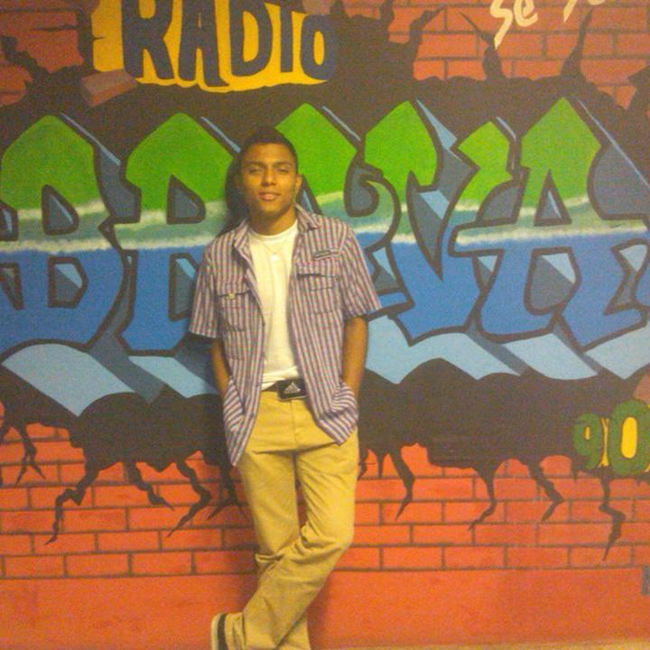 Conductor del programa Entre Panas Amo la Radio. Soy Barman. Amante de la Lectura, Trabajo en Radio Brava 90.7fm.