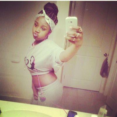 18  5'1 single  thick pretty baddie