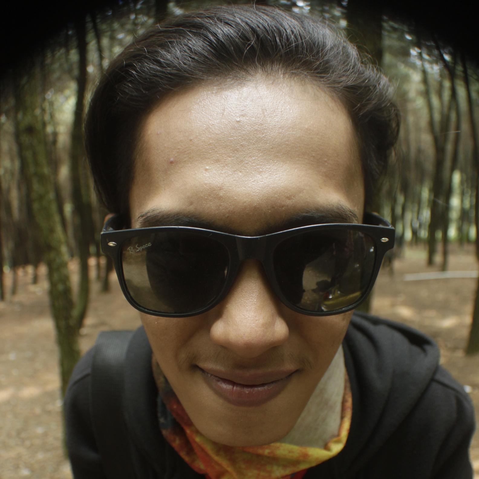 Aghay_vidsky's profile picture. Pria yang tak teridentifikasi, Pria dengan sejuta warna, Tapi bukan buronan cukup sebagai peranan   Path : Khaerul Anwar