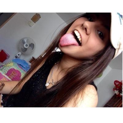 shari_hemal's profile picture. 18 // london