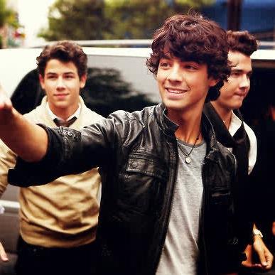 I love the Jonas Brothers as much as Serena Van Der Woodson  loves chocolate-covered strawberries.  ♡