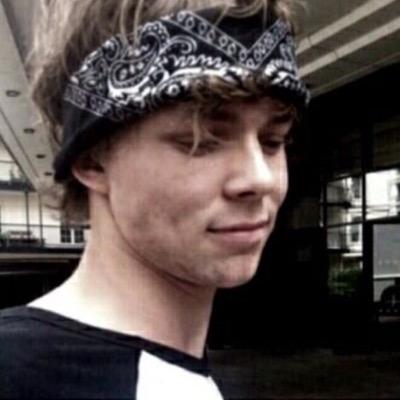 free follow from @creaturelrh so if you want, you could thank her by following her, thatd be super rad of you