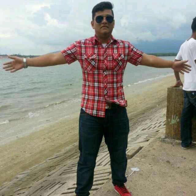 Ahmad Shafiq   f0ll0w me , f0ll0w y0u back
