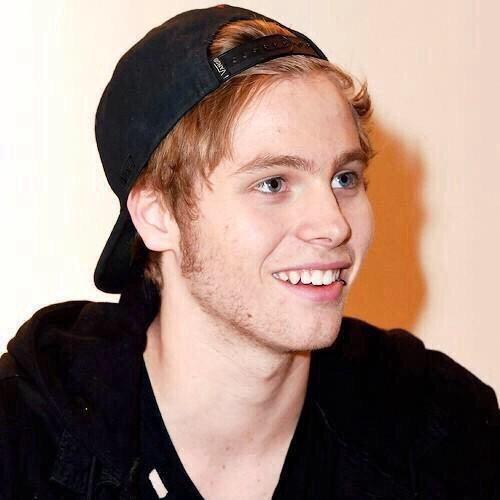Don't follow this account, follow @rejectenirwin, she follow back