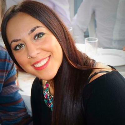 Educadora infantil, 23 años. Insegura, tardona, dormilona, cabezota, risueña, desastrosa y mandona. Y menos mal que aparecimos en nuestras vidas.
