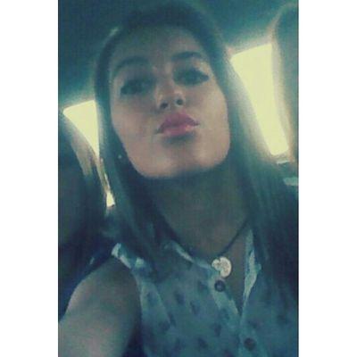 “La vida no se trata de esperar a que pase la tormenta, sino de aprender a bailar bajo la lluvia♡ Amigos de verdad, se cuentan con una mano 06.01.14♡