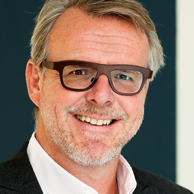 Strategie & marketing, adviseur en interim. Onderzoekend, luisteren & spreken, motiveren, actiegericht, extravert & humor (ha)
