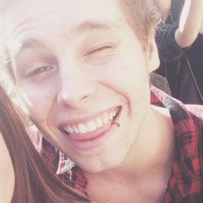 Free follow from @damnxxhemmings